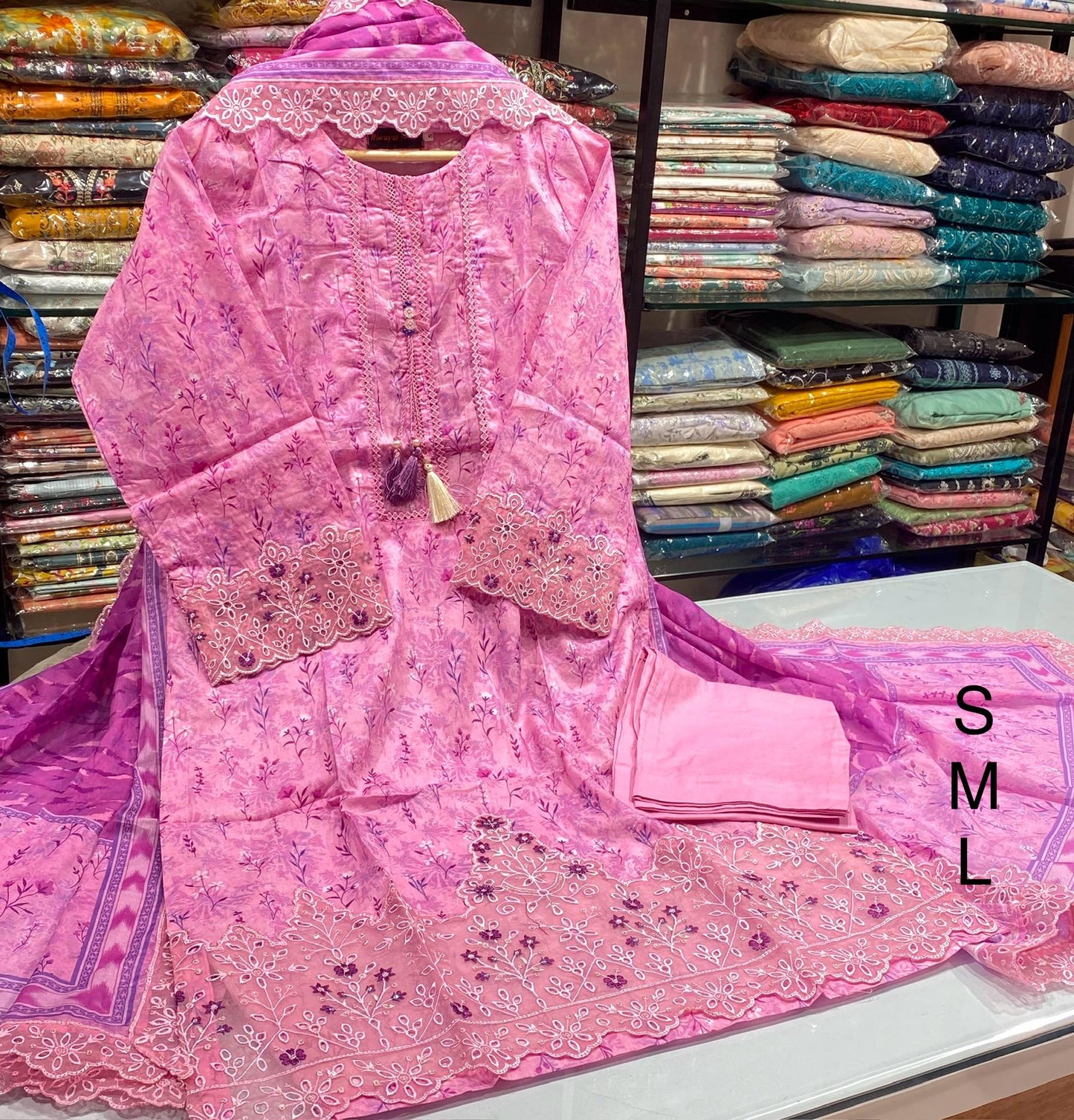 RIWAYAT PREMIUM EMBROIDERED LAWN STITCHED 3PC COLLECTION 2025 VOL 12 (3)