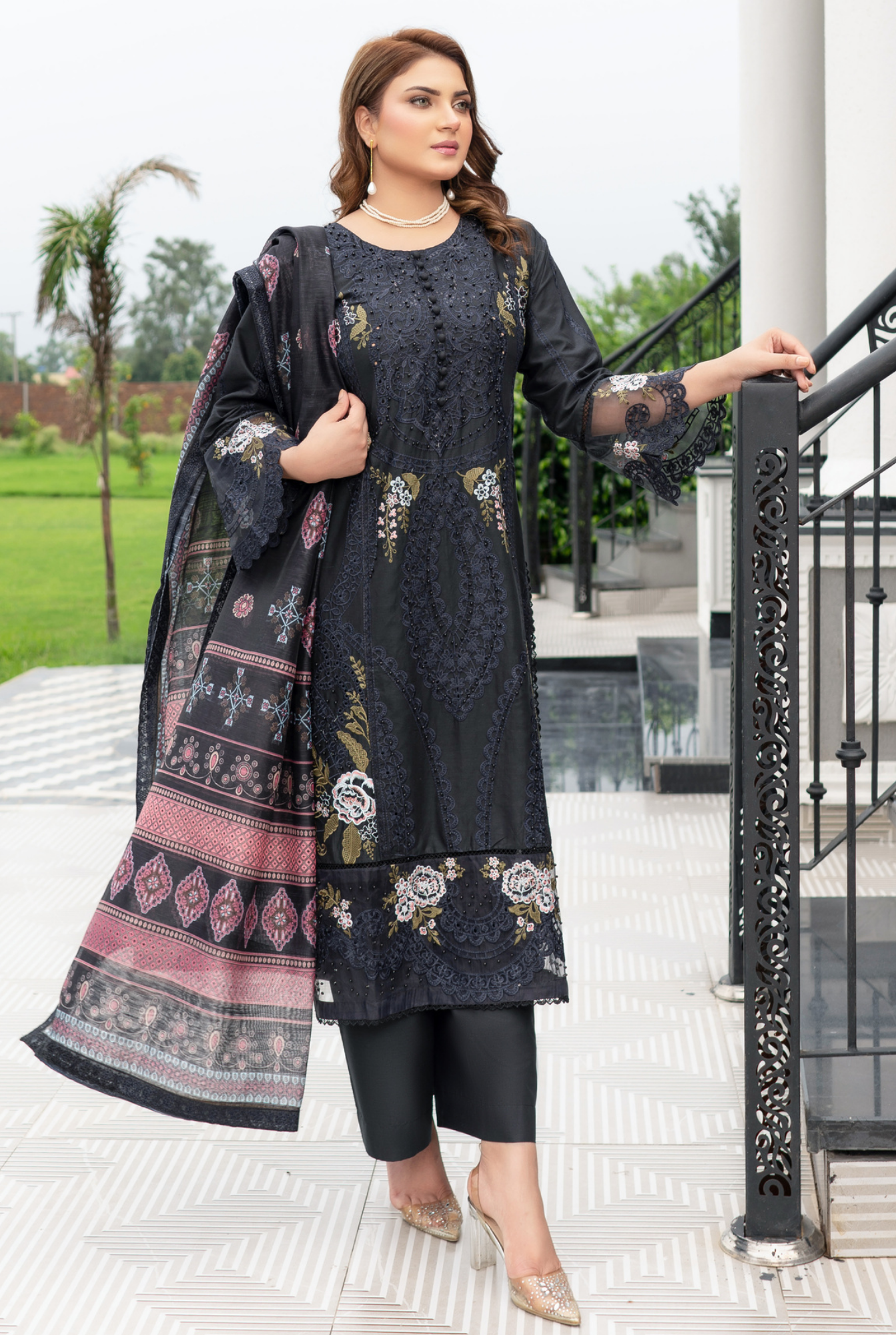 Munira Designer Embroidered Cotton Chikankari Suit 2025 (2)