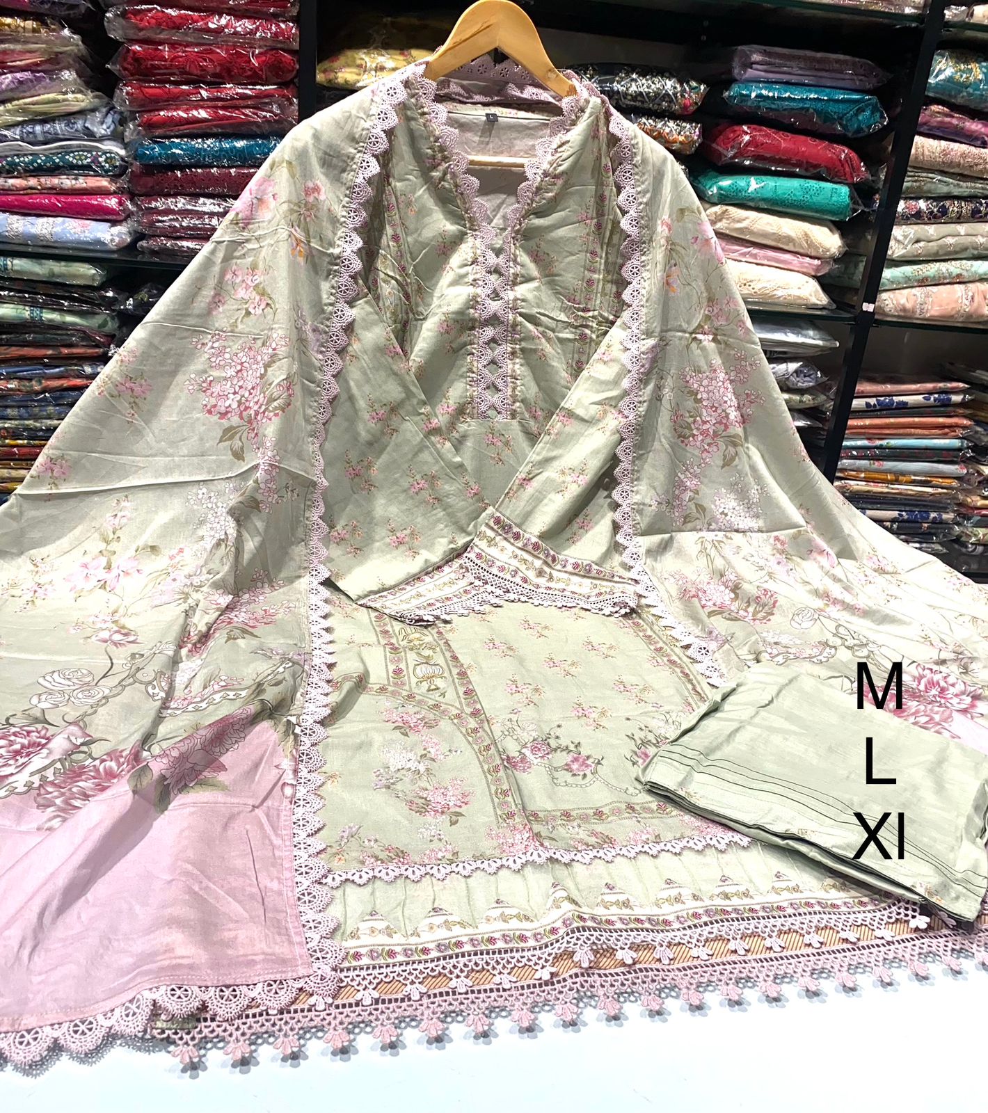 MAUSUMMERY LUXURY LAWN vol 6 - D04