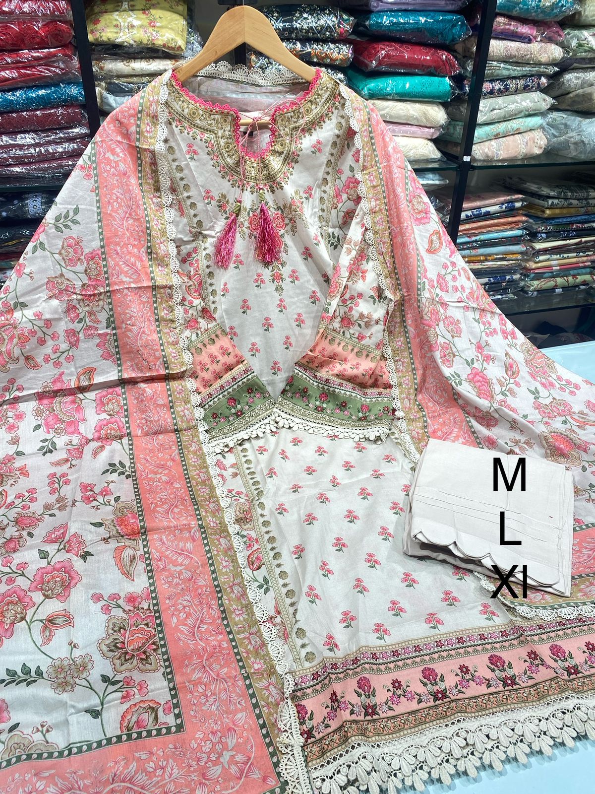 MAUSUMMERY LUXURY LAWN vol 6 - D11