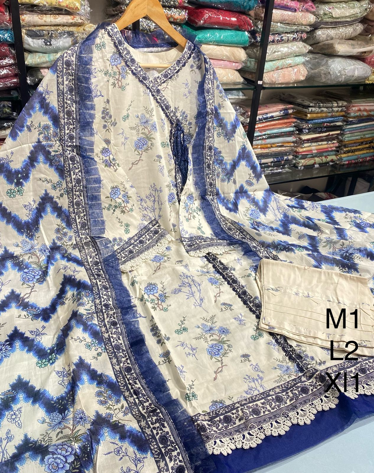 MAUSUMMERY LUXURY LAWN vol 6 - D02